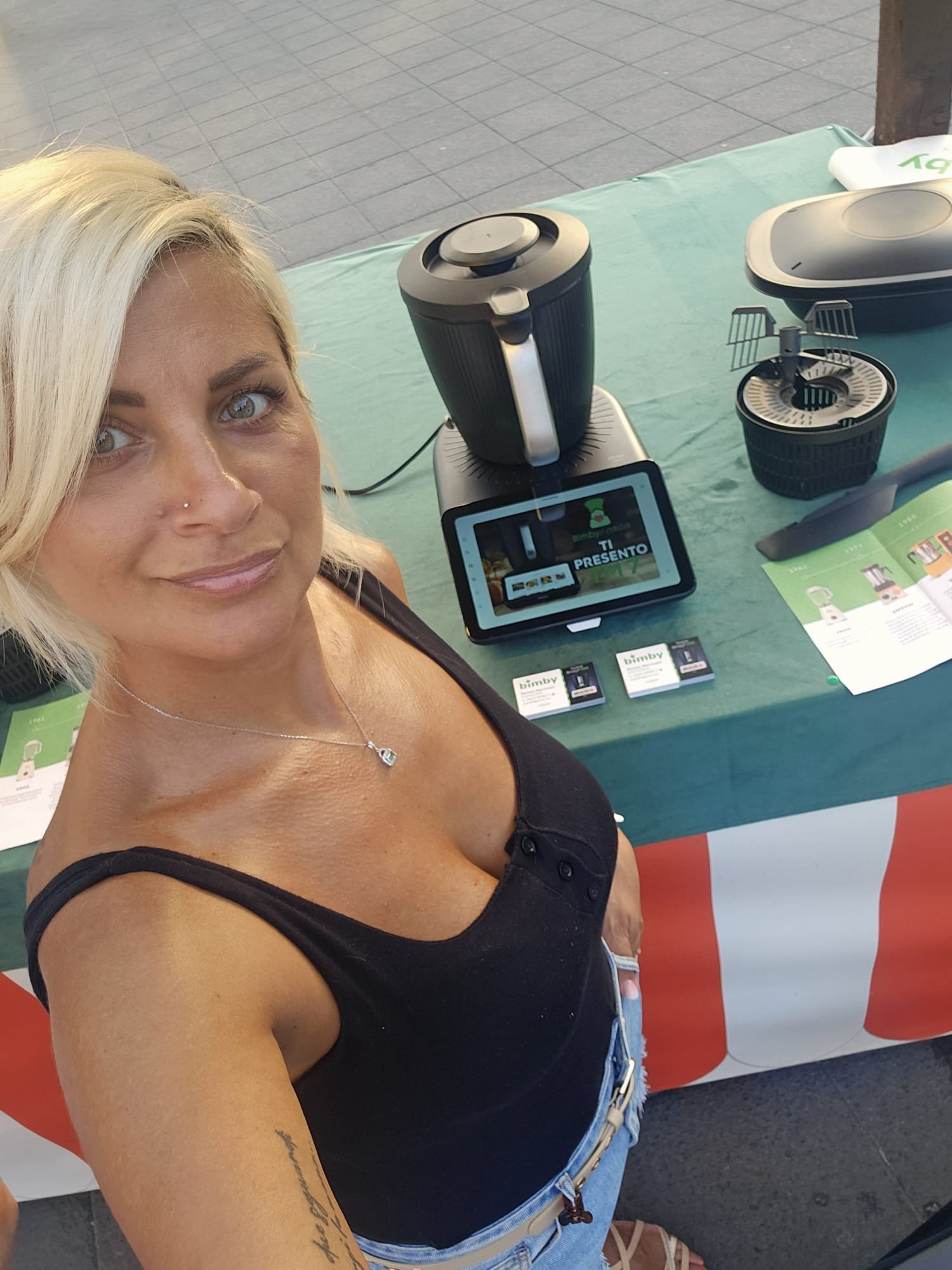 Renata Martinelli al suo banco con il Bimby TM7
